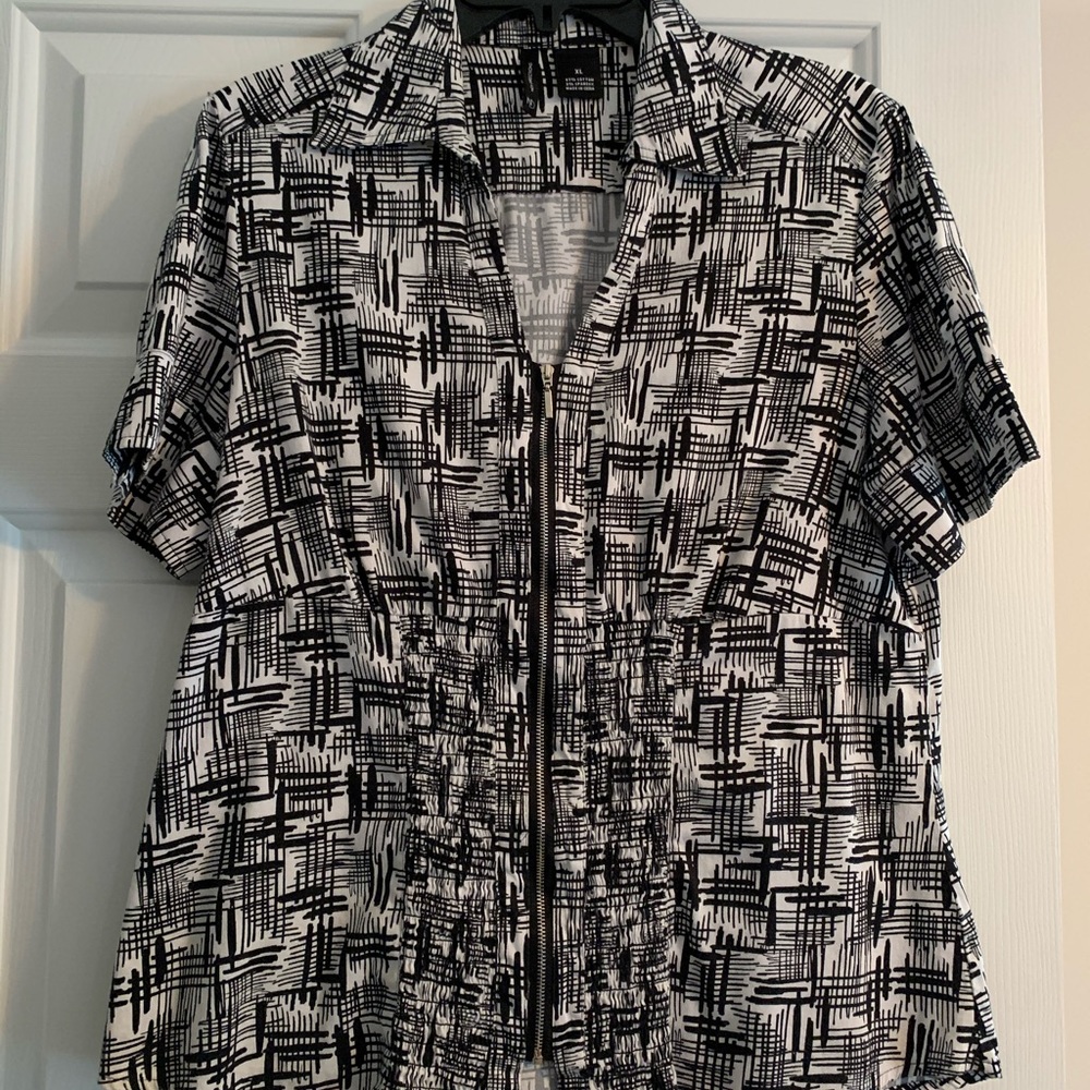 Black and white top with zipper front